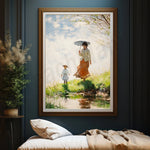 Une femme et un enfant marchent sous la pluie dans un paysage verdoyant, avec un parapluie pour se protéger des gouttes.