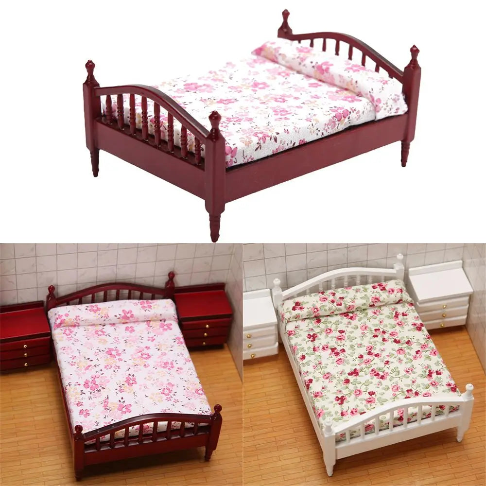 meubles miniature maison poupée lit table chevet bois classique blanc marron tissu floral tiroirs