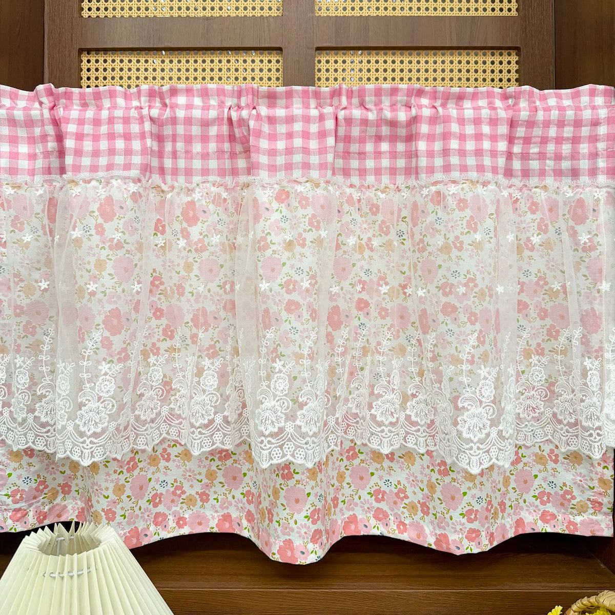 rideau fenêtre vintage rose floral romantique dentelle blanche maison pastorale