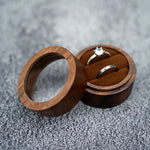 boîte bijoux marron grain bois classique coussin noir anneaux bague solitaire bague mariage étui