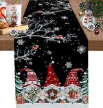 Un paysage enneigé avec des gnomes au chapeau rouge dans un décor de Noël festif.