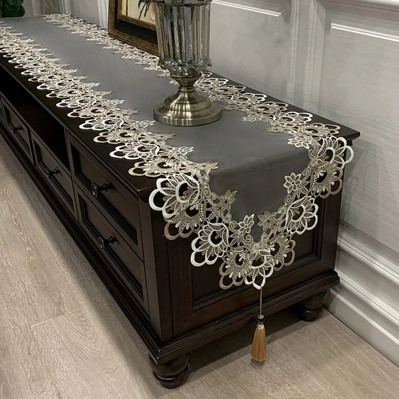 chemin table dentelle broderie fleurs pompon beige noir décor classique élégant maison