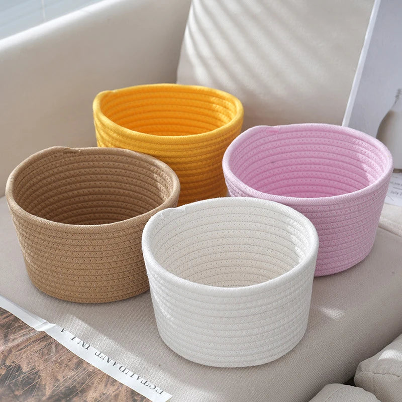 panier rangement rotin tissé motifs simples moderne réutilisable respectueux environnement beige jaune rose bleu