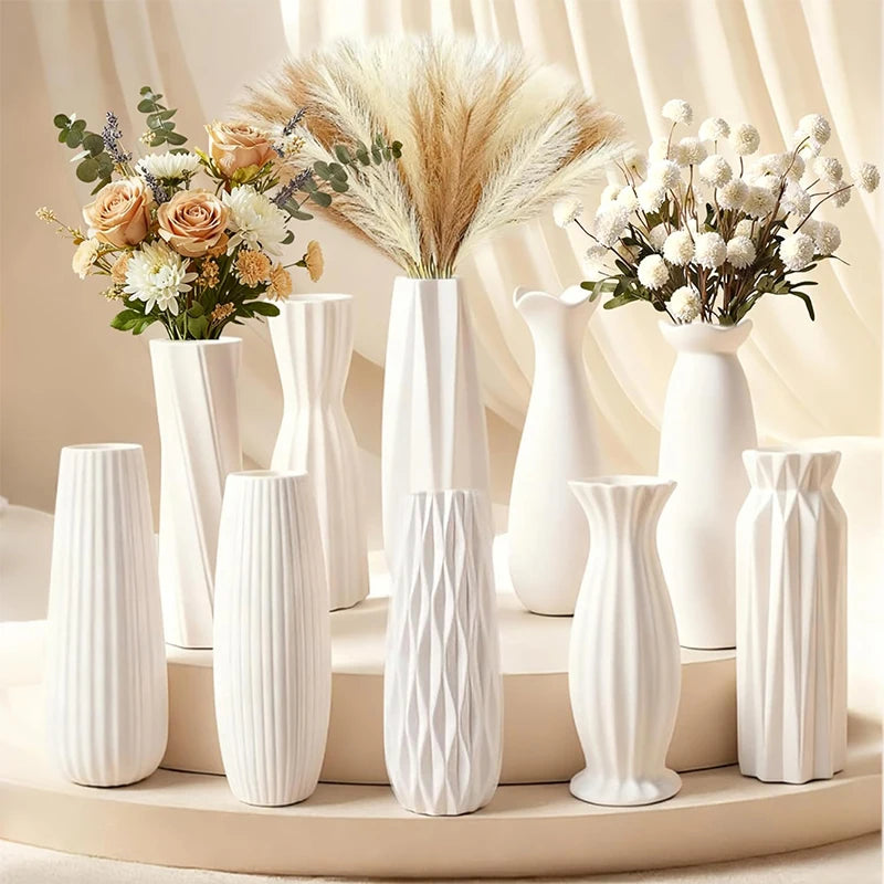 vases blancs modernes rayures verticales décoration intérieure salon arrangement fleurs accessoires opaques