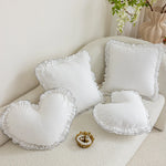 housse coussin dentelle blanche forme cœur carré décoration romantique maison fleurs artificielles photo encadrée