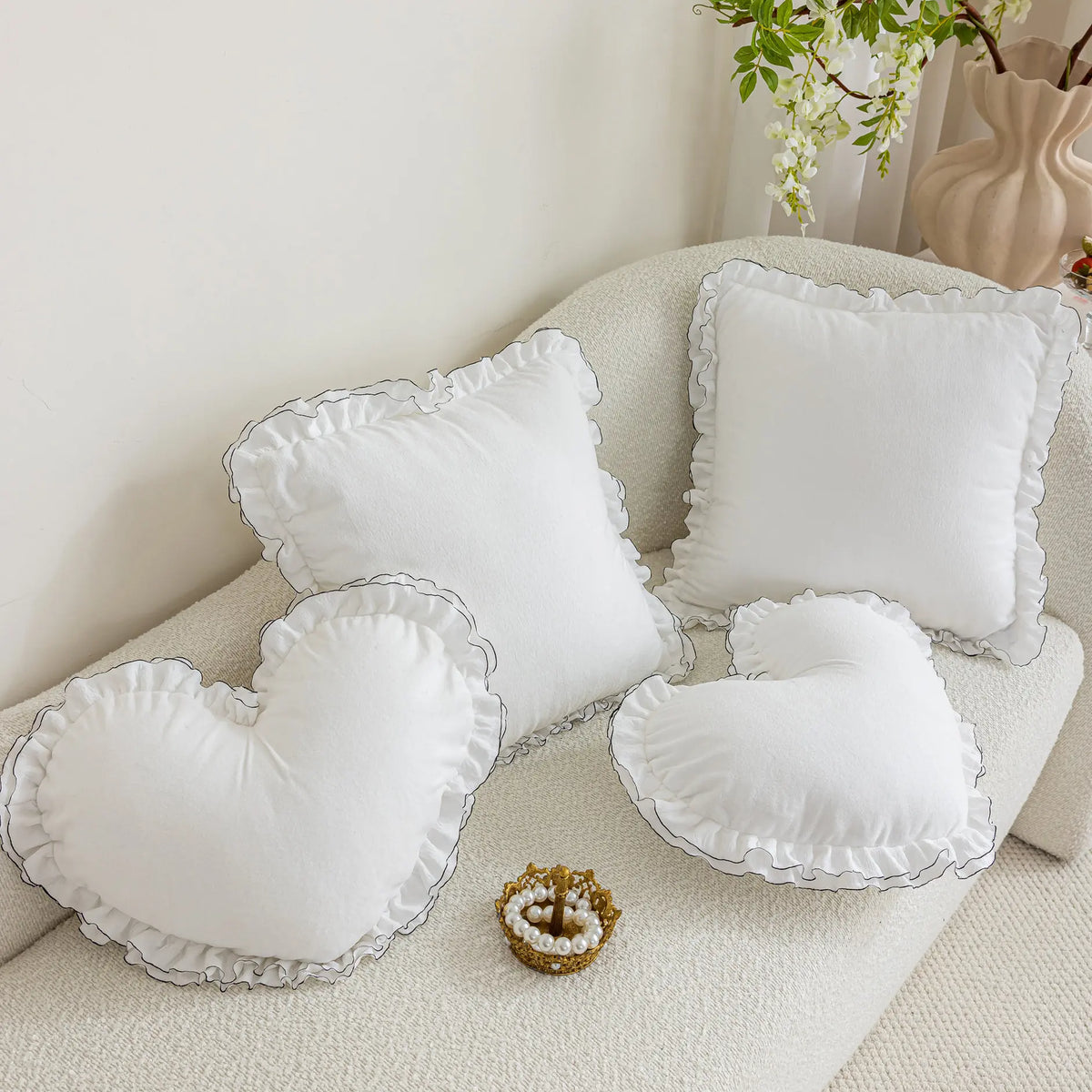 housse coussin dentelle blanche forme cœur carré décoration romantique maison fleurs artificielles photo encadrée