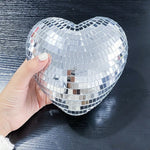 Boule disco cœur verre réfléchissant gris clair utilisé comme porte-clés