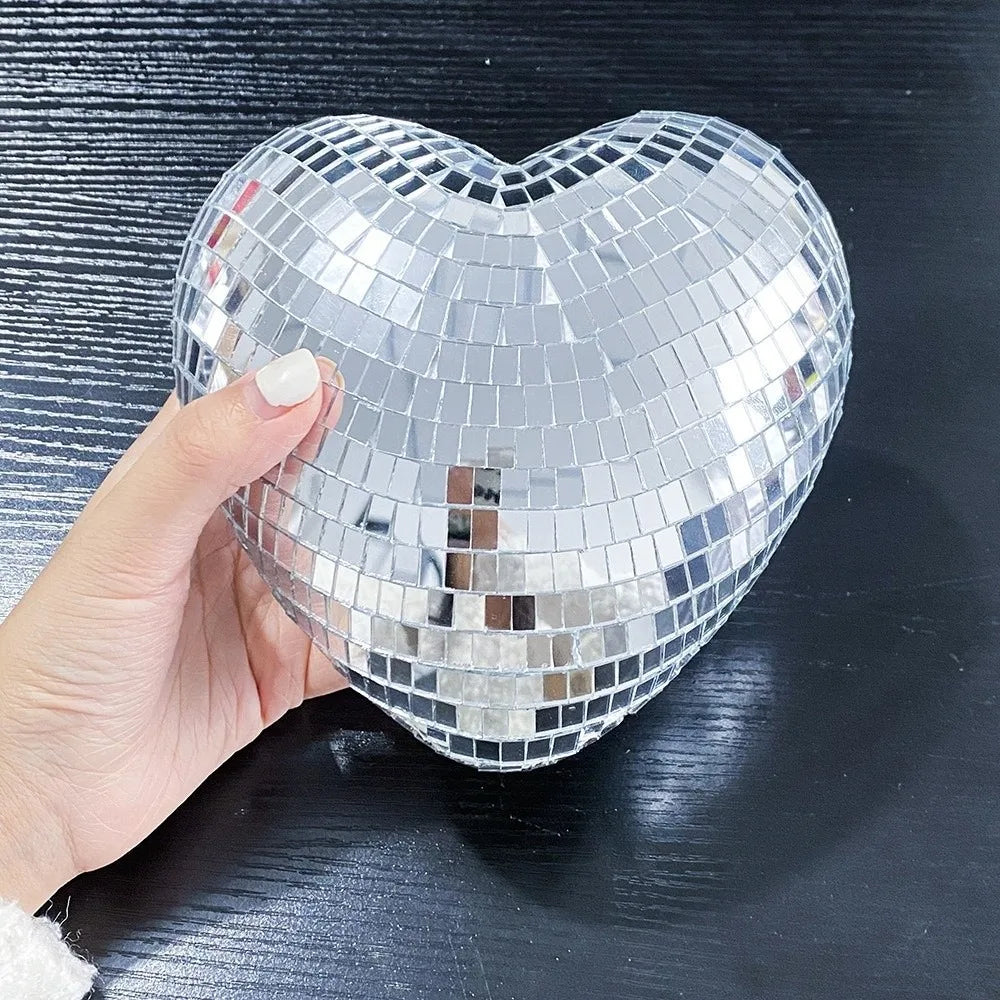 Boule disco cœur verre réfléchissant gris clair utilisé comme porte-clés