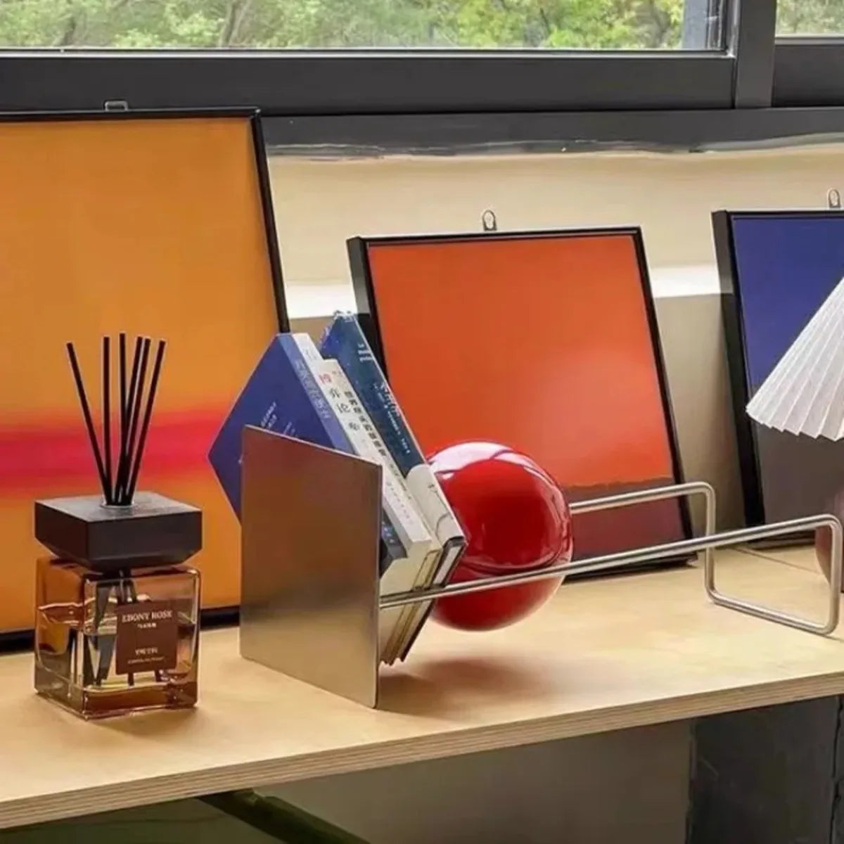 support rangement métal minimaliste étagères bois clair porte livres boule rouge diffuseur verre transparent