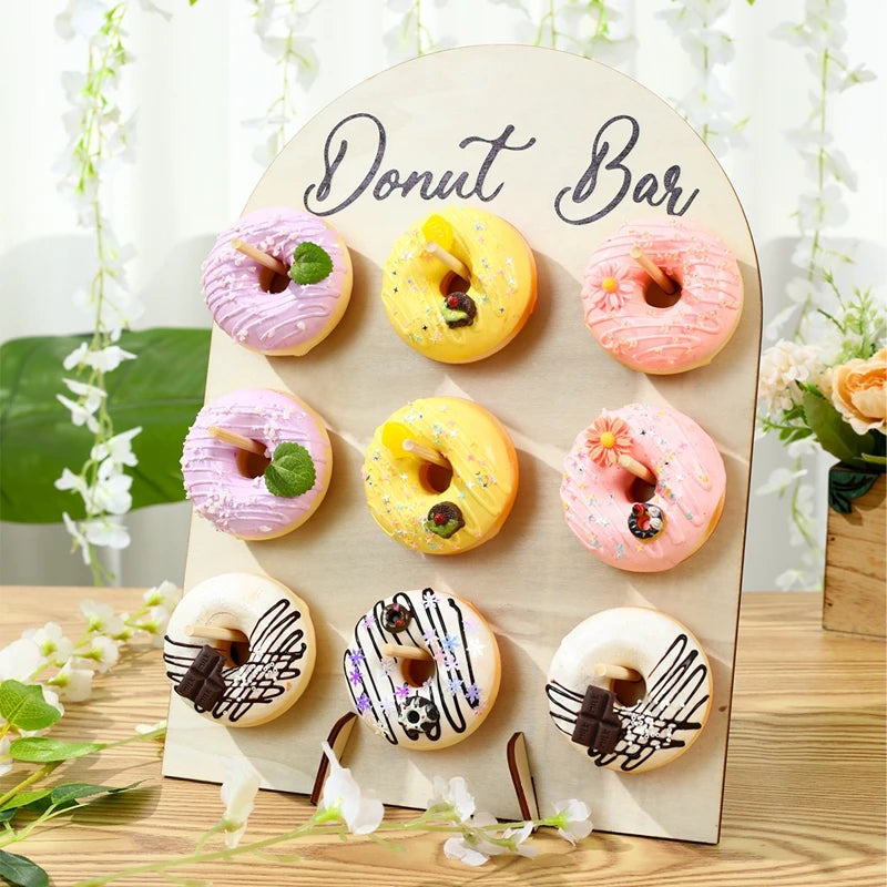 supports donuts bois clair fête donuts multicolores sprinkles glaçage textures variées donut bar piñata