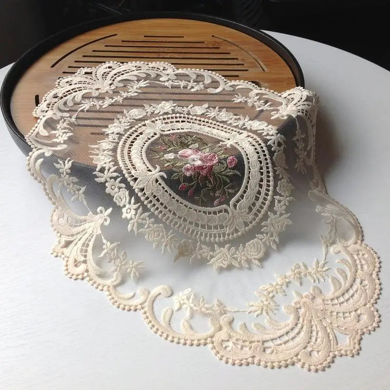 serviette table vintage broderie florale dentelle beige clair classique romantique respectueux environnement table élégante