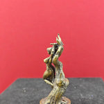 statue miniature femme combat reptile bronze doré détails sculptés base circulaire collection fantaisie ornement