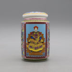 Une boîte en porcelaine décorée d'un homme vêtu de vêtements traditionnels chinois dans un style coloré et ornemental.