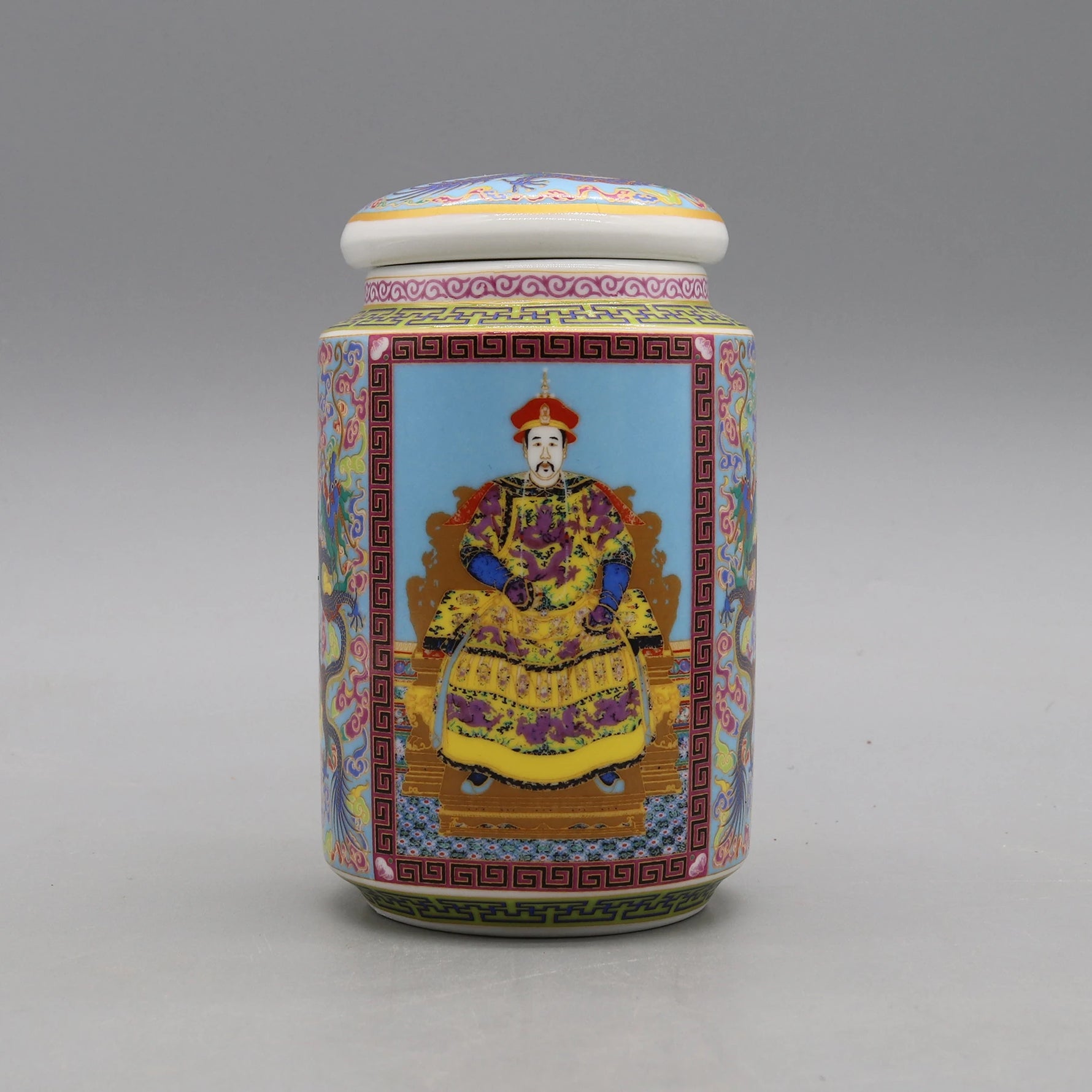 Une boîte en porcelaine décorée d'un homme vêtu de vêtements traditionnels chinois dans un style coloré et ornemental.