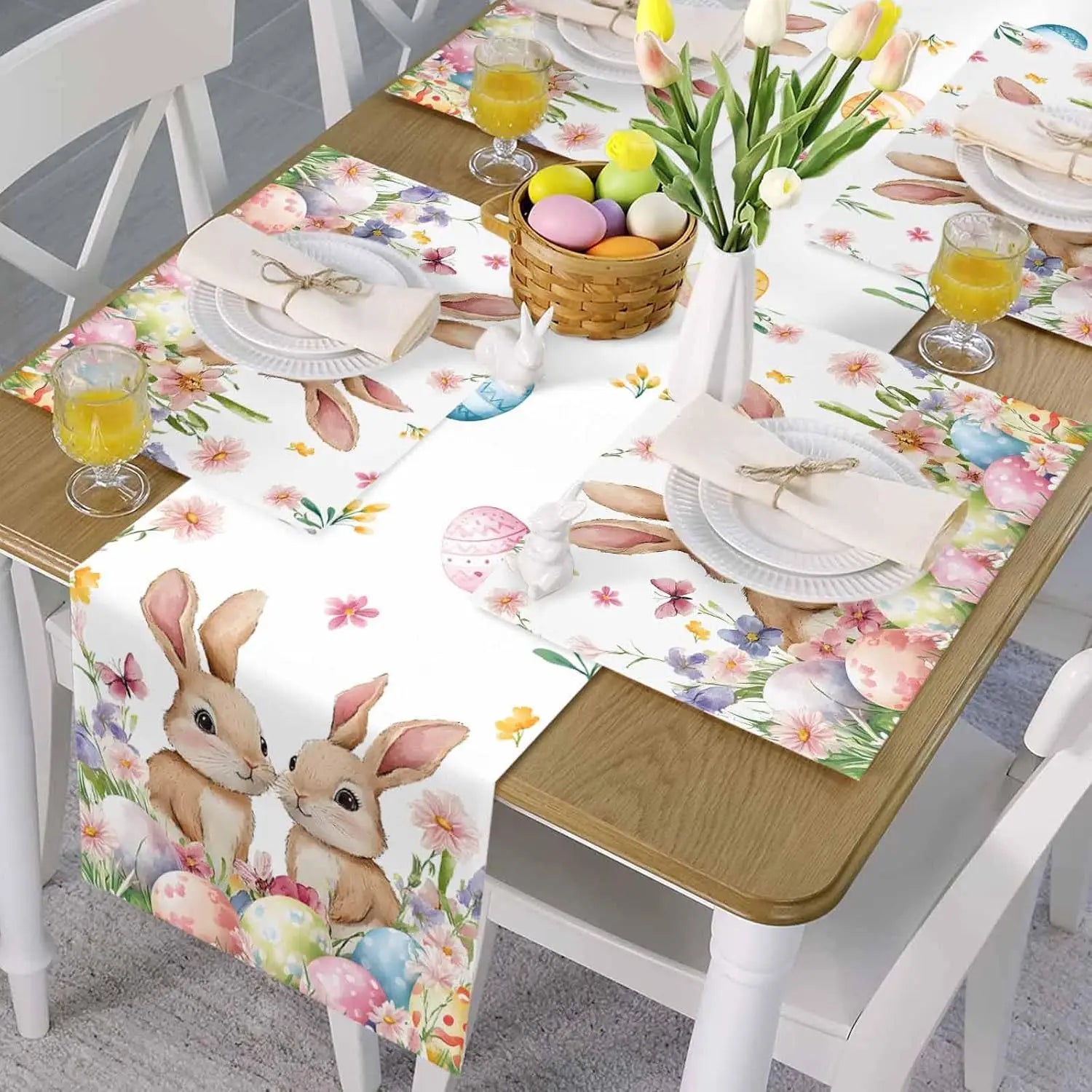 Cette image montre une table de fête de Pâques joliment décorée, avec des lapins mignons, des œufs colorés, des fleurs printanières et des verres de jus d'orange, créant une atmosphère festive et printanière.