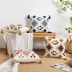 coussin décoratif boho chic blanc bleu marron beige doré motifs géométriques pompons coton