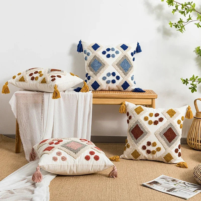 coussin décoratif boho chic blanc bleu marron beige doré motifs géométriques pompons coton