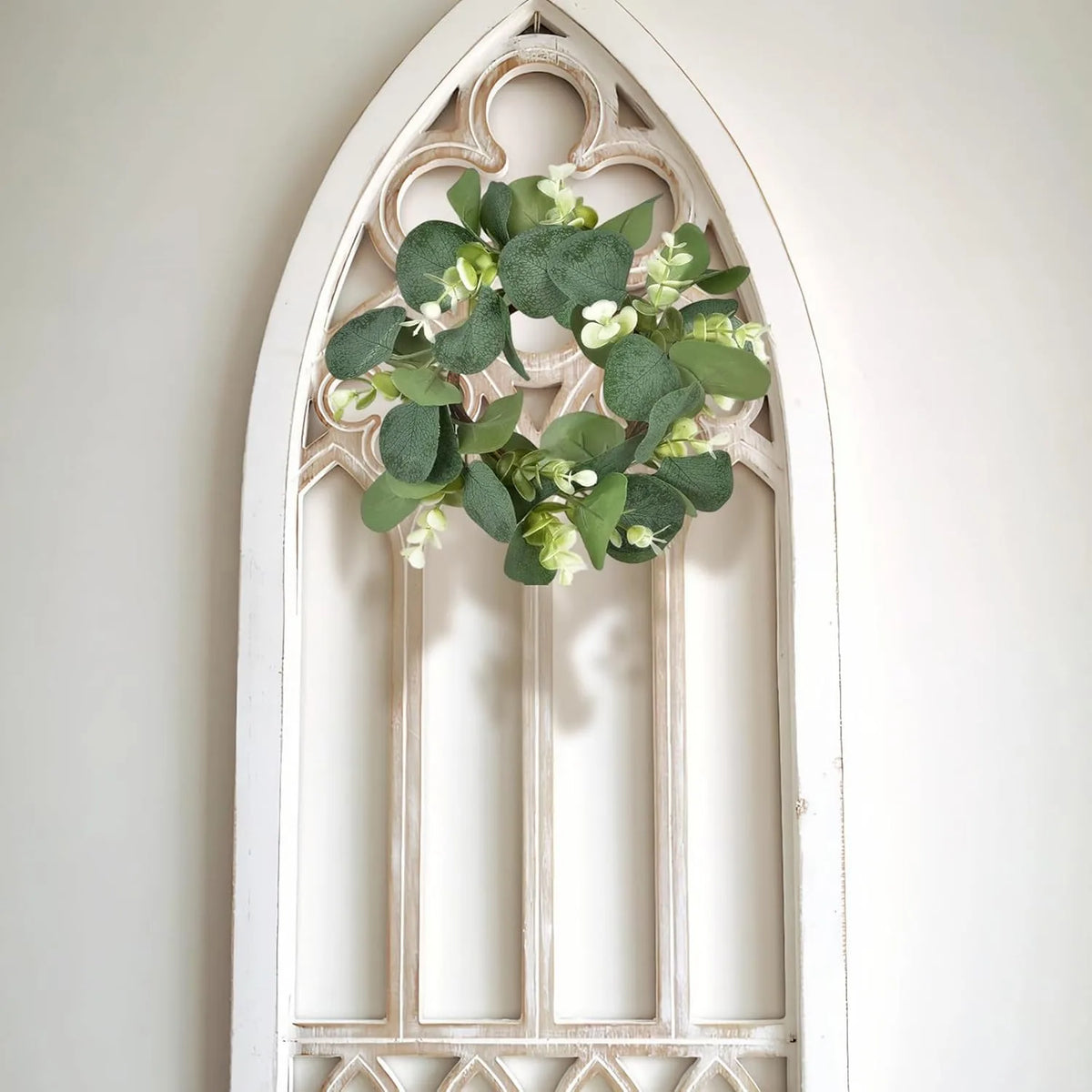 décoration intérieure couronne feuilles artificielles vertes fleurs blanches naturelle rustique anniversaire maison