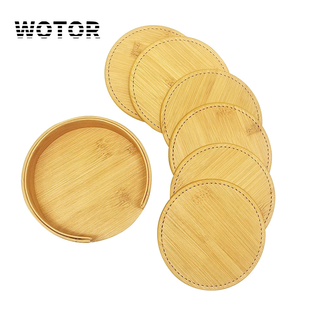 Assortiment de sous-verres ronds en bambou naturel avec bord cousu, idéaux pour protéger vos meubles des taches et des dommages.