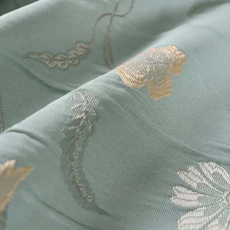 rideau bleu clair motif fleurs dorées classique occultant salon chambre fenêtre maison luxe