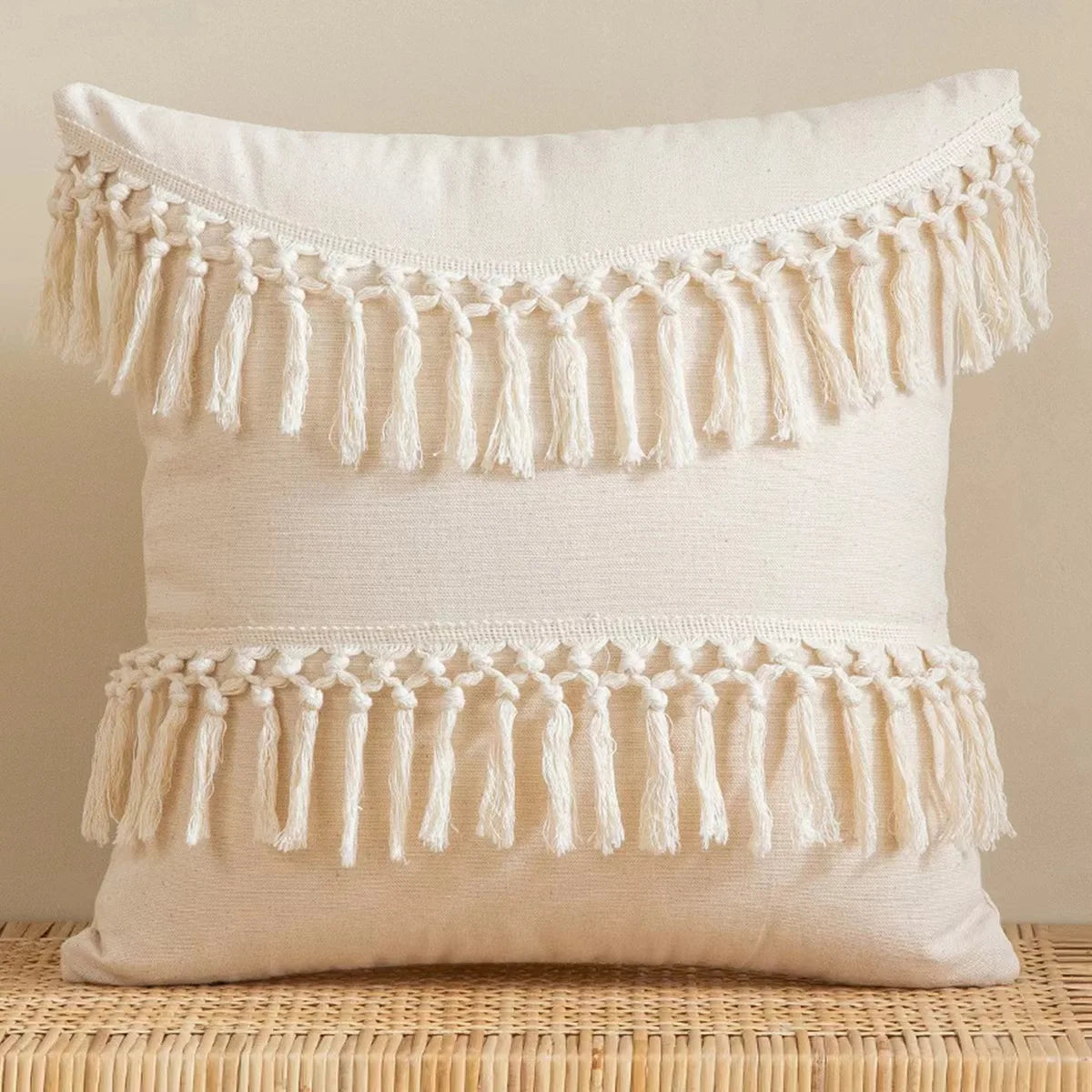 coussins patchwork boho chic beige motifs fleurs pompons opaques décoration salon voiture