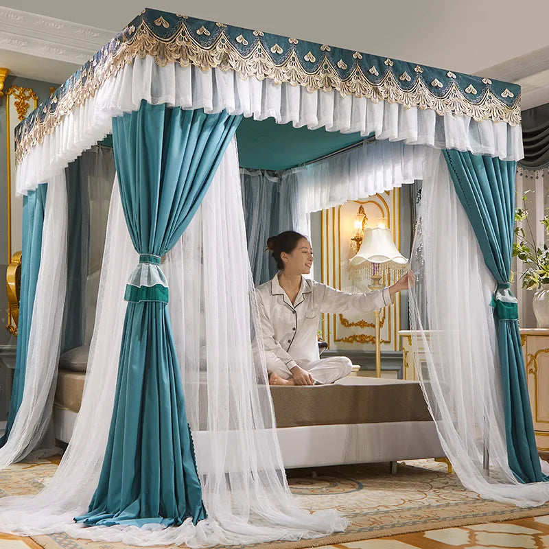 L'image montre une chambre à coucher luxueuse avec un grand lit à baldaquin décoré de rideaux bleu-vert et blanc ornés de motifs dorés. Un lampadaire doré éclaire la pièce, créant une ambiance chaleureuse et raffinée.