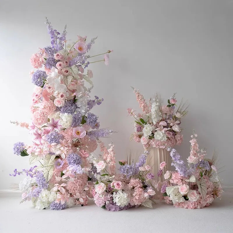 décoration extérieure bouquet fleuri rose blanc violet feuilles vertes classique romantique événements festifs