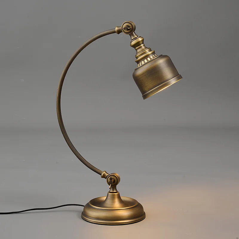 lampe vintage bronze verre dépoli aspect vieilli filtre lumière abatjour texteacuteur éclairage chambrehôtel
