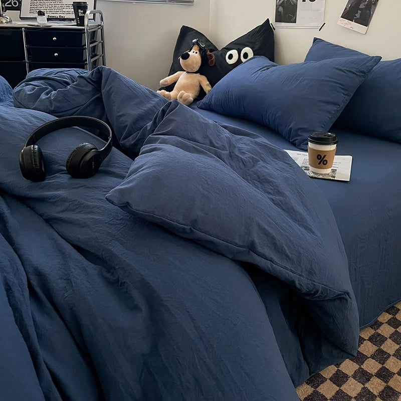 Housse de couette bleue dans une chambre moderne avec décoration neutre