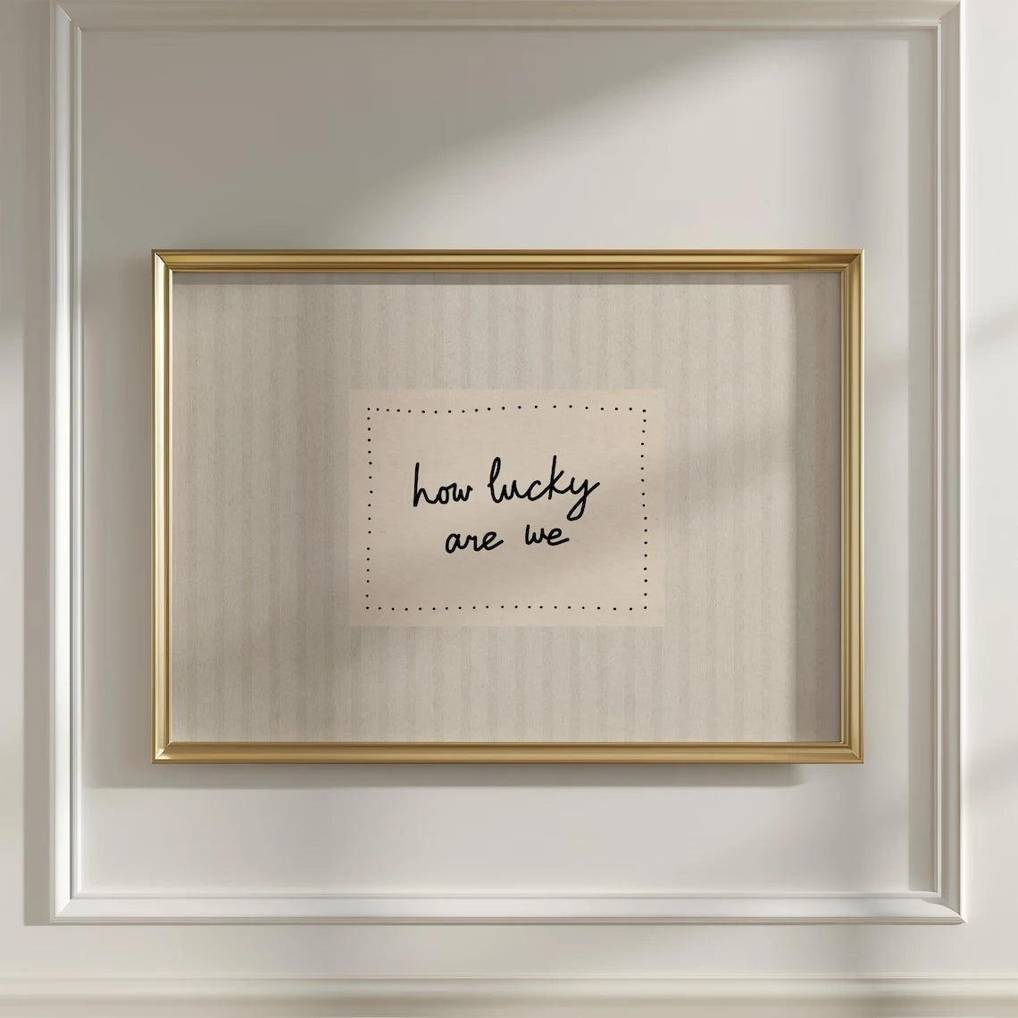cadre photo minimaliste citation chanceux chambre salon decoration mur bois naturel papier motifs vertical