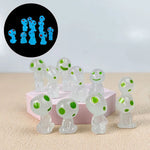décoration intérieure moderne figurines transparentes bleues vertes yeux sourires adhésives différentes tailles opalescentes minimalistes
