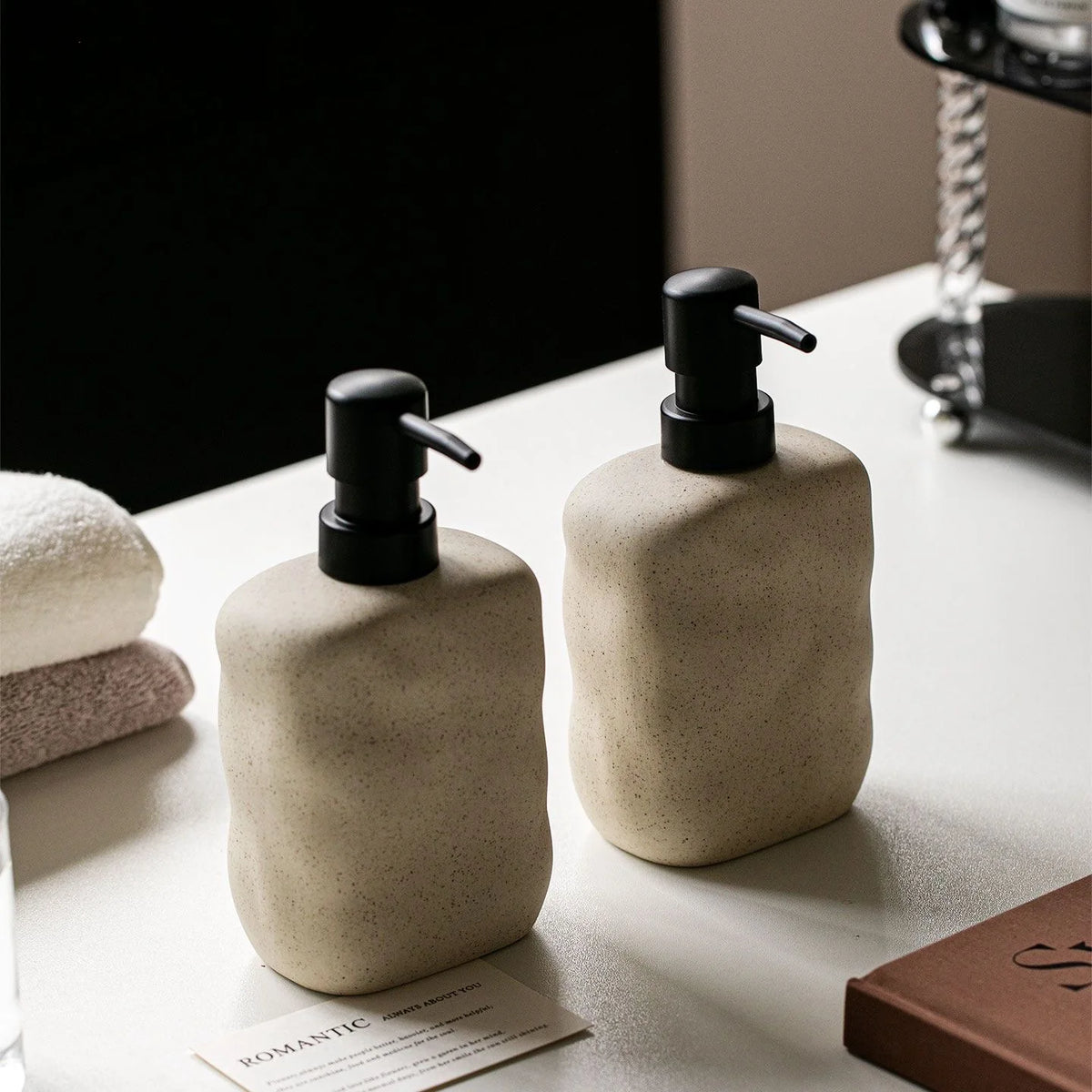 distributeur savon liquide céramique moderne beige clair granulé opaque pompe 450ml
