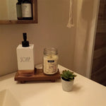 support salle bain bois plateau texturé bouteille savon brosse buvette bougies plantes décorations rustic