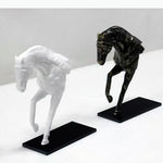 statuette cheval blanc bronze moderne décorative posée socle carré noir animal compagnie