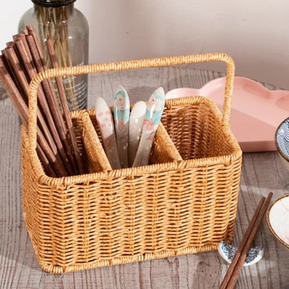 panier osier tressé rustique naturel poignée fourchettes cuillères couteaux pots épices serviettes plats verres