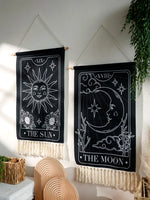 Détail du motif soleil et lune noir sur la tapisserie en polyester