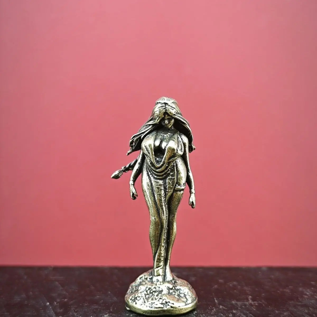 statue femme bronze doré relief détaillé longs cheveux robe drapée classique ornement décoration maison
