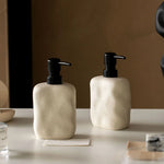 distributeur savon liquide céramique beige texture granulée minimaliste accessoire salle bains après shampooing lotion