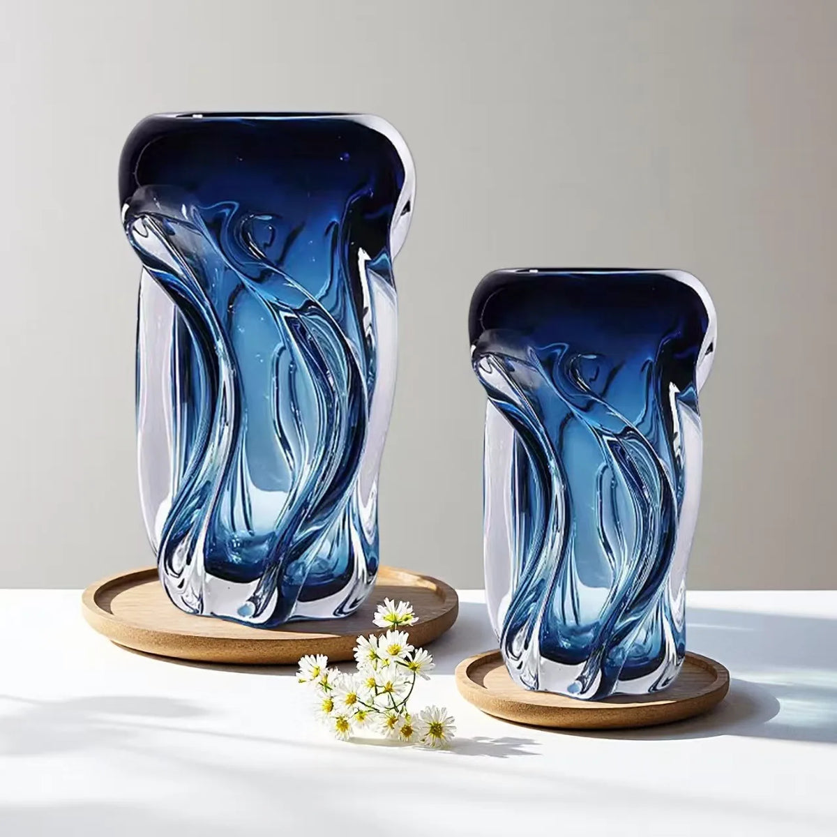 vase moderne bleu transparent ondulé marbré décoration intérieure arrangement floral hydroponique