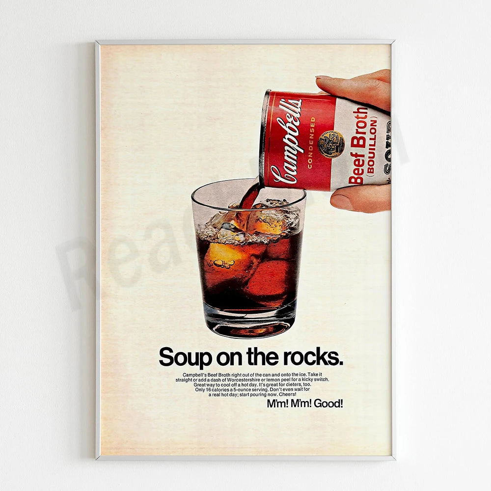 Une boisson rafraîchissante de bœuf braisé sur des glaçons, servie dans un verre avec une cannette de soda.