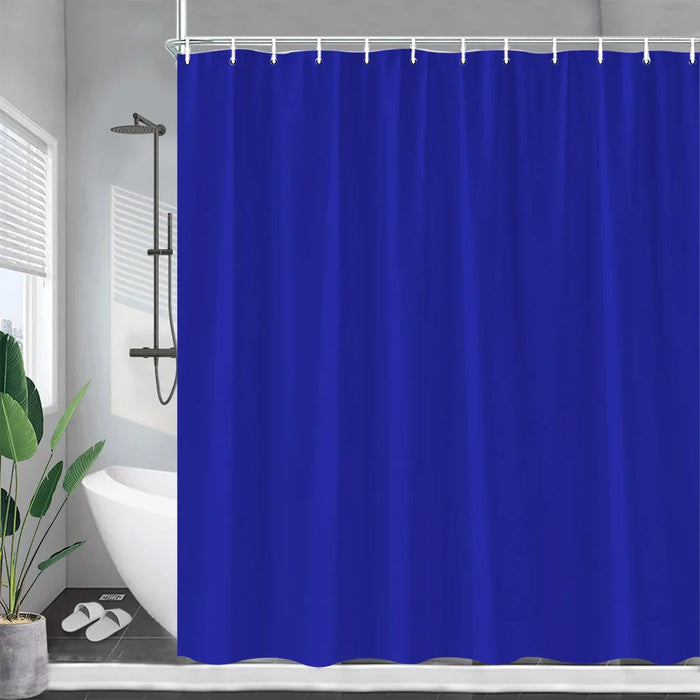 Rideau de douche bleu suspendu dans une salle de bains, détail des accessoires de plomberie visibles. Le rideau en tissu imperméable aux motifs géométriques apporte une touche de couleur et de style à l'espace. C'est un élément essentiel pour la confidentialité et la protection contre les éclaboussures d'eau lors de l'utilisation de la douche.