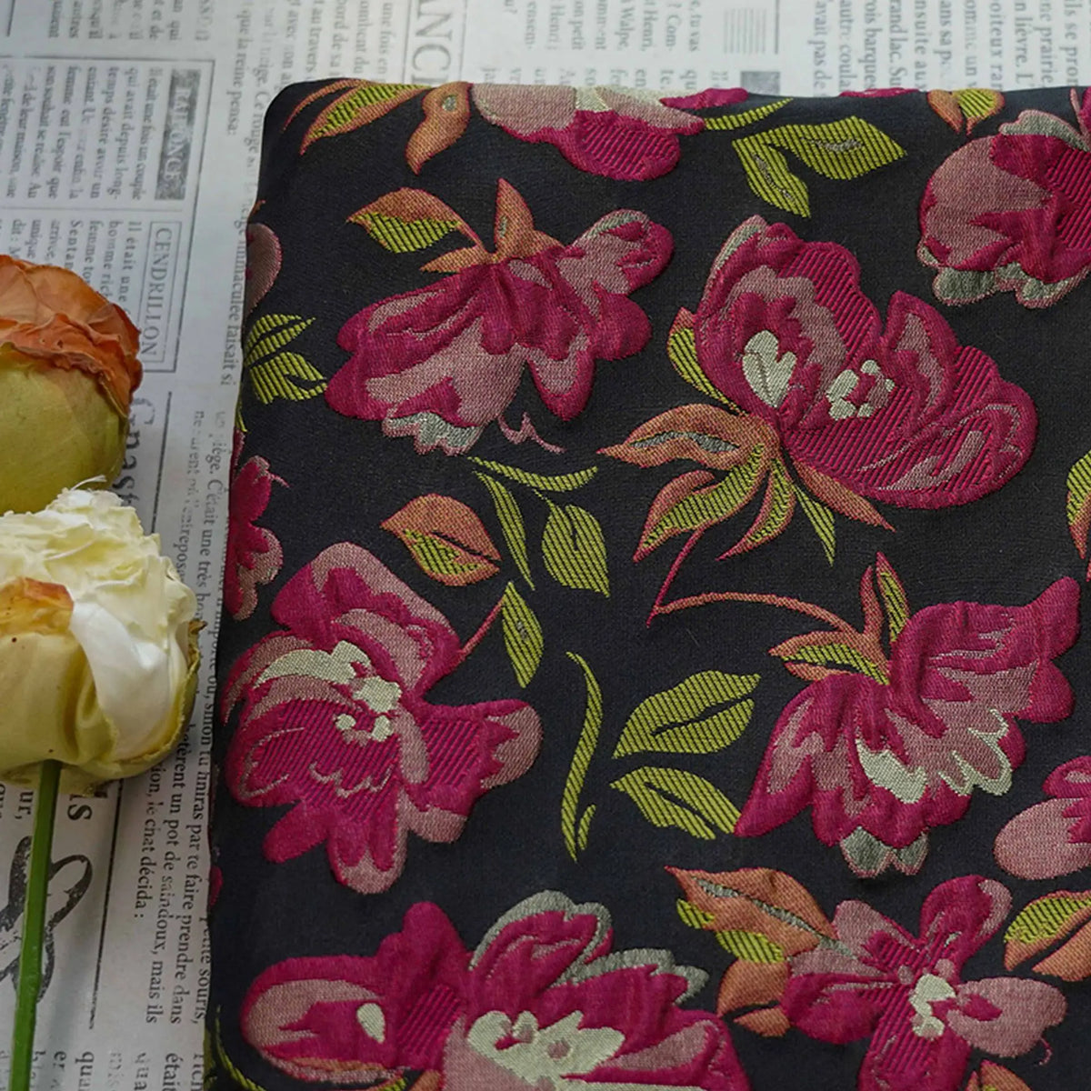 tissu imprimé fleurs roses feuilles vertes fond noir classique brodé polyester large 140cm opaque