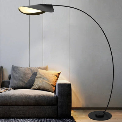 Lampadaire LED noir design minimaliste dans un salon moderne
