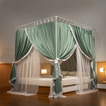 Un lit à baldaquin élégant avec des rideaux vert menthe et gris, offrant un refuge intime et romantique dans une chambre.