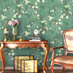 Papier peint vert appliqué derrière une télévision