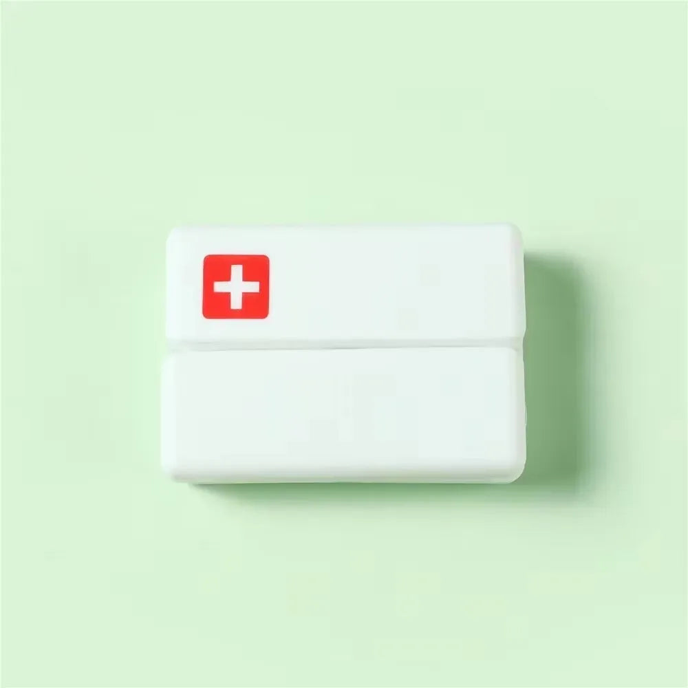 boîte pilules hebdomadaire compartiments couleurs pastel croix blanche moderne pratique