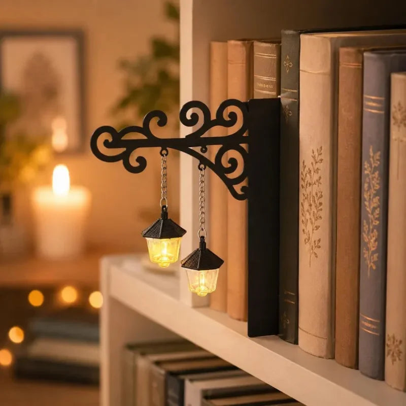 lanterne suspendue vintage ornements floraux métal ajouré lumière jaune éclairage bibliothèque gothique