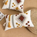 housse coussin carré boho chic motifs géométriques pompons couleur neutres décor maison