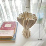 vase moderne blanc rayures fines porcelaine table arrangement floral accessoire maison minimaliste