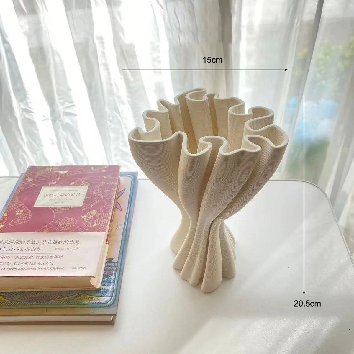 vase moderne blanc rayures fines porcelaine table arrangement floral accessoire maison minimaliste